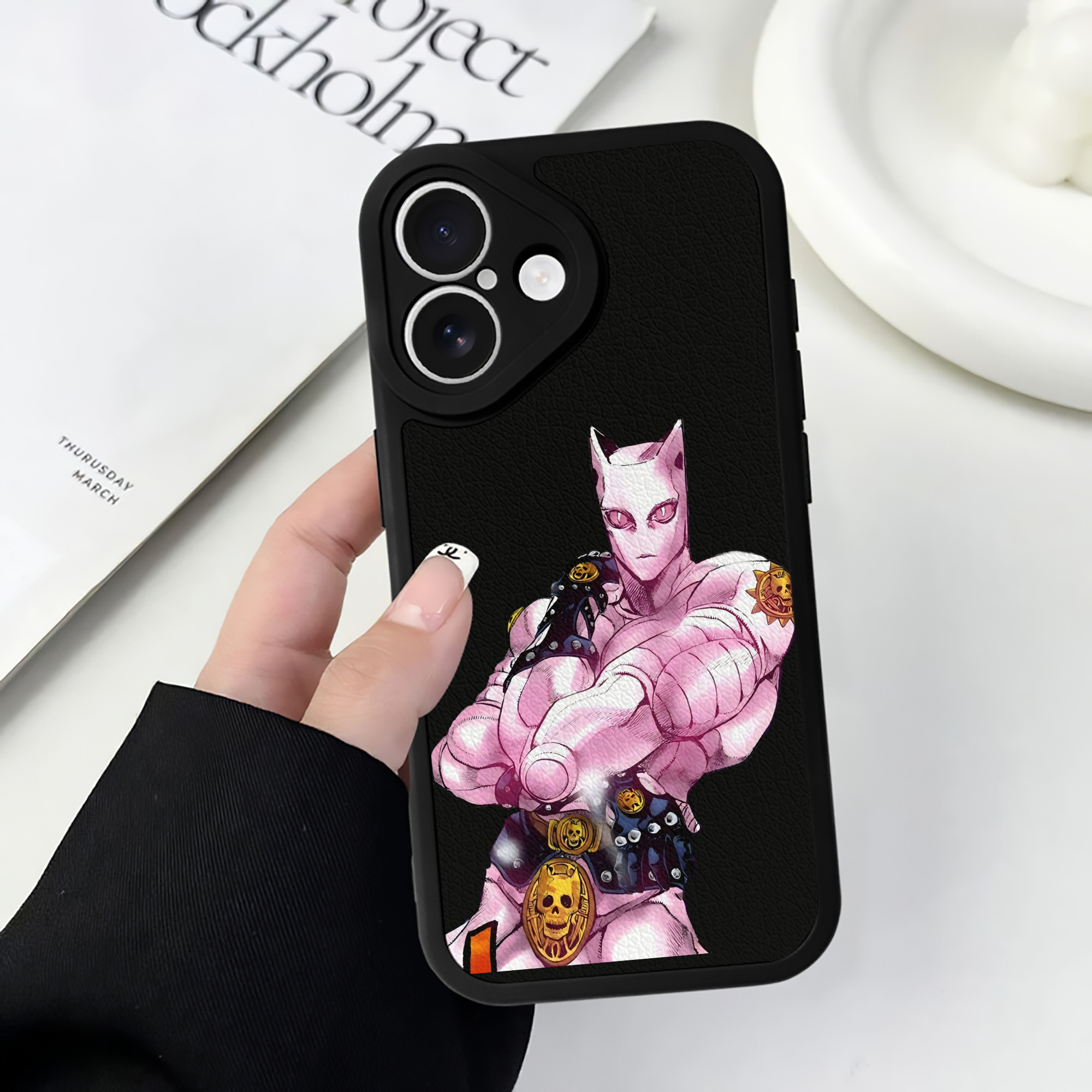 （画像用） ジョジョの奇妙な冒険 きら よしかげ JoJo's Bizarre Adventure Kira Yoshikage 【iPhone 16シリーズ対応】シリコンスマホケース（レザー調） 材質：シリコン